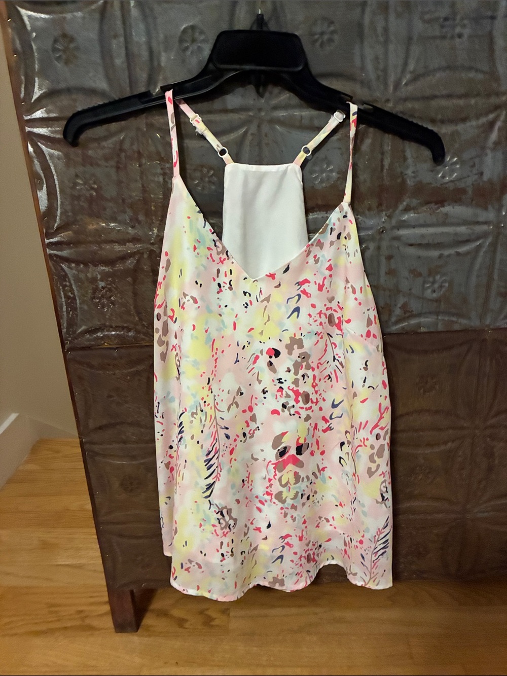 Jenny Boston Sleeveless Floral Print Satin Cami Top in White and Pink